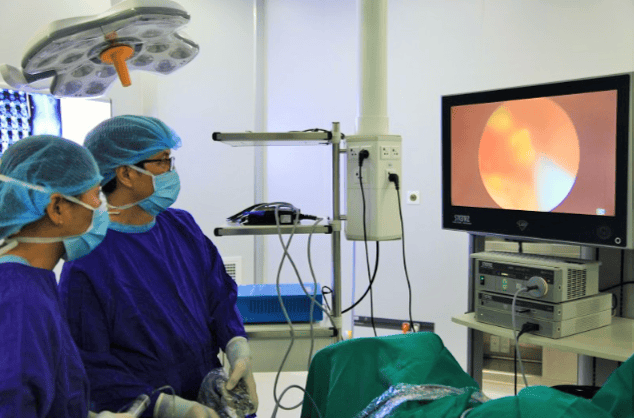 Quy trình và lưu ý trong phẫu thuật nội soi gỡ dính ruột | Vinmec