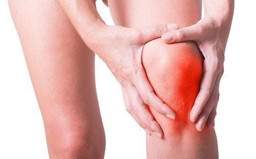 Triệu chứng kèm theo đau đầu gối là đỏ và sưng.