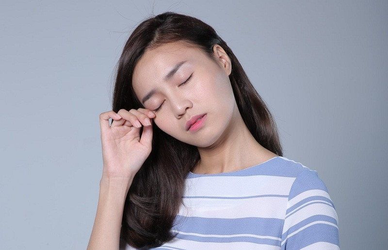 Hình ảnh minh họa mắt bị khô và mỏi do sử dụng thiết bị điện tử lâu dài gây hội chứng thị giác màn hình
