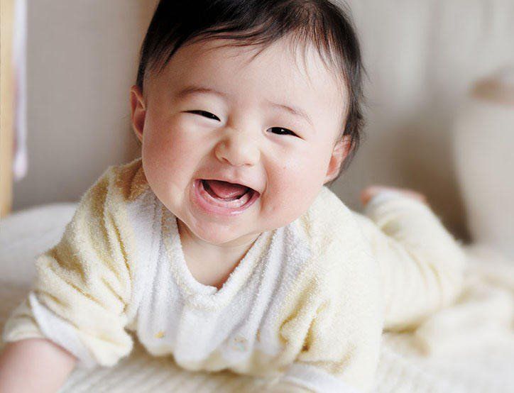 Sự phát triển thần kinh, vận động bình thường ở trẻ em 1-12 tháng tuổi |  Vinmec