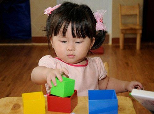Những tiến bộ trong kỹ năng vận động linh hoạt giai đoạn này có thể giúp bé làm những công việc chi tiết hơn