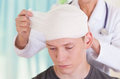 
Trong hầu hết các trường hợp, sự xuất hiện của các triệu chứng sa sút trí tuệ rõ ràng có liên quan đến một chấn thương đầu đã biết
