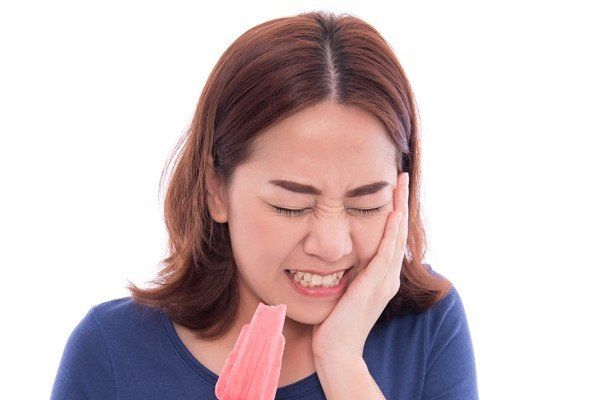Làm sao để điều trị răng nhạy cảm? | Vinmec
