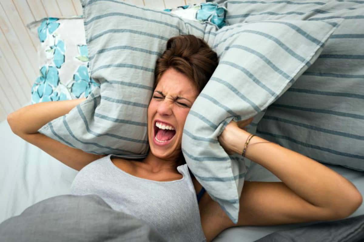 Dễ cáu gắt, ngại giao tiếp, có suy nghĩ tự sát là triệu chứng bệnh gì? |  Vinmec