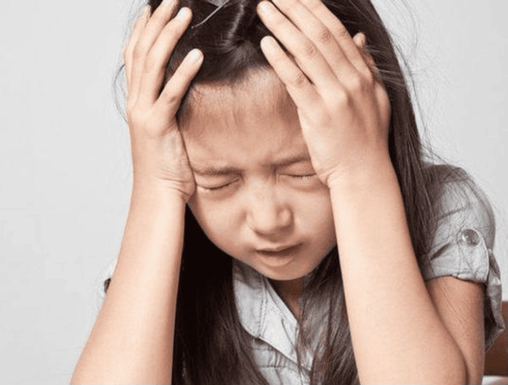 Trẻ bước vào tuổi dậy thì thường xuyên cáu gắt, giận giữ phải làm sao? | Vinmec