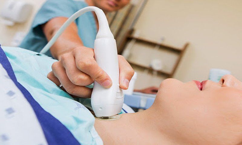 Xét nghiệm máu và siêu âm là những bước quan trọng trong chẩn đoán bệnh lý tuyến giáp. 