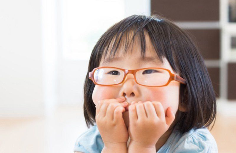 Minh họa loạn thị ở trẻ em với hình ảnh mắt và sự hội tụ ánh sáng không đều trên võng mạc