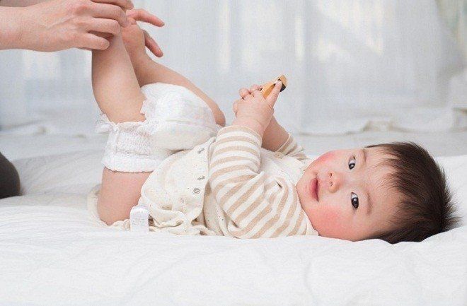 bé sơ sinh đi ngoài mấy lần 1 ngày là bình thường