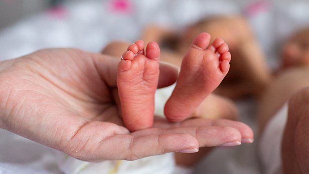 Bạn có thể làm gì giúp bé sinh non bắt kịp sự phát triển? | Vinmec