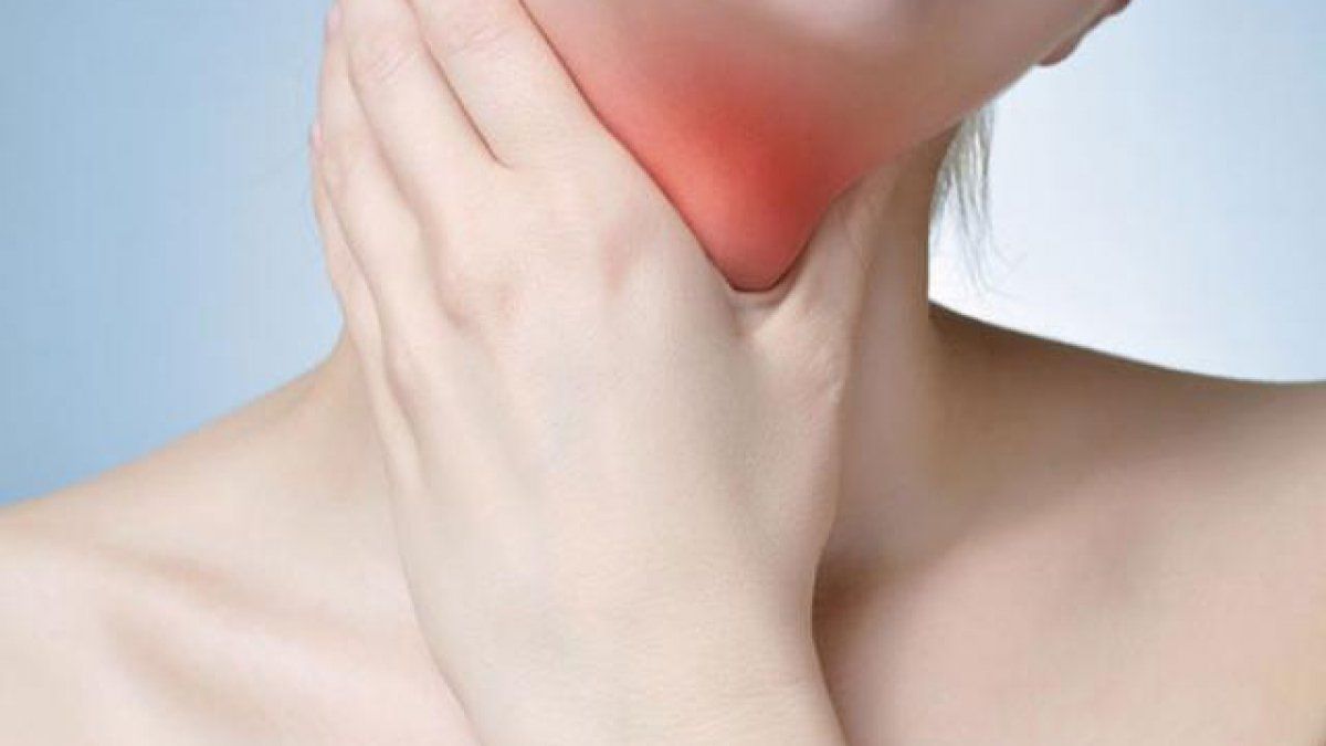 Đau một bên họng lan lên tai có phải ung thư vòm họng không? | Vinmec