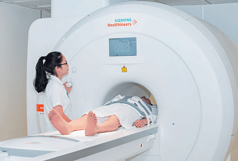 Tiến hành kỹ thuật cận lâm sàng như chụp cộng hưởng từ vùng thắt lưng để chẩn đoán bệnh