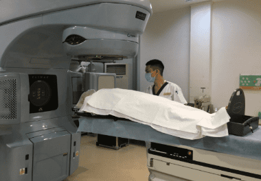Hình 2: Đặt tư thế và cố định người bệnh lúc mô phỏng và điều trị xạ trị.