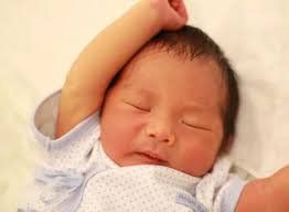 Khi bé giật mình, bé thường giơ 2 tay 2 chân lên và mở rộng bàn tay