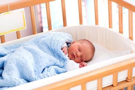 Sử dụng một chiếc chăn mỏng kéo đến ngực để giữ ấm cho trẻ