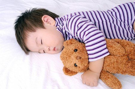 Nên cho trẻ ngủ đủ giấc để ngăn ngừa tính trạng ốm vặt ở trẻ 2 tuổi