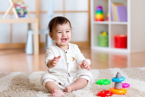Trẻ trong 1-2 năm đầu đời rất hiếu động và có nhu cầu học cách tự làm mọi thứ
