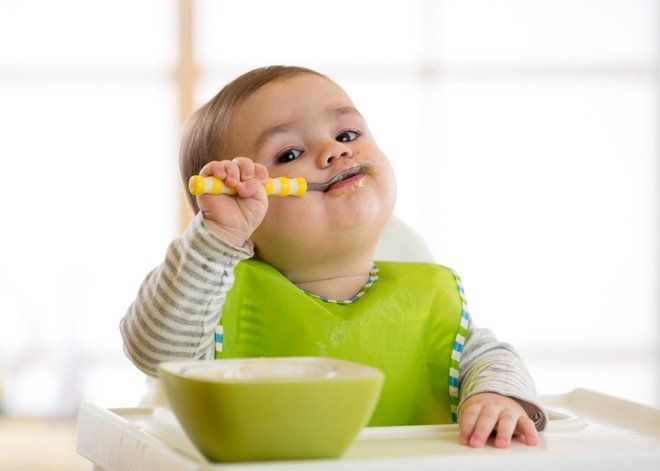 Hướng dẫn về lần đầu tiên cho bé ăn thức ăn đặc | Vinmec