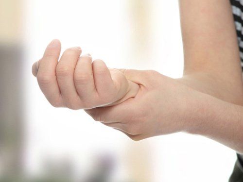 Sau 2 tháng khâu nối đứt gân gan tay dài và dây thần kinh giữa vẫn chưa có cảm giác liệu có sao không?
