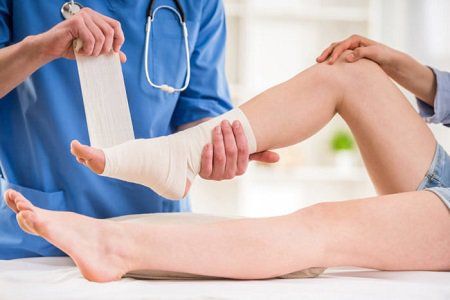 Trong quá trình thay băng, đảm bảo không gây đau đớn cho người bệnh