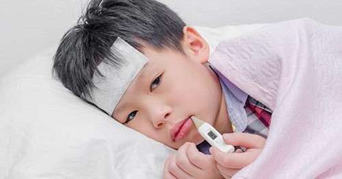 Sốt là một trong các triệu chứng enterovirus D86 ở thể nhẹ