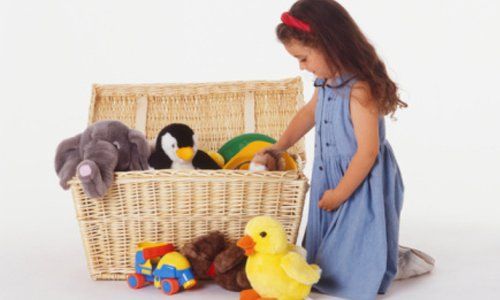 Chỉ nên cho bé sử dụng những đồ vật an toàn và phù hợp với độ tuổi