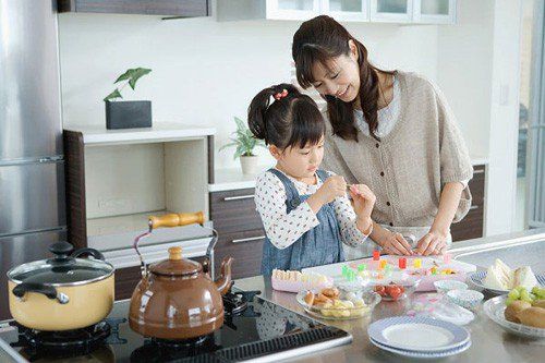 Ba mẹ nên tạo thói quen làm việc nhà cho trẻ