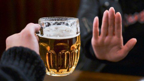 Hạn chế việc dùng đồ uống có chứa cồn trong thời gian dùng thuốc