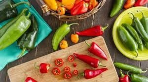 Thức ăn cay sẽ không phải là câu trả lời cho việc bị ngộ độc thực phẩm nên ăn gì, vì đây là thực phẩm dễ khiến người bệnh bị kích ứng dạ dày.