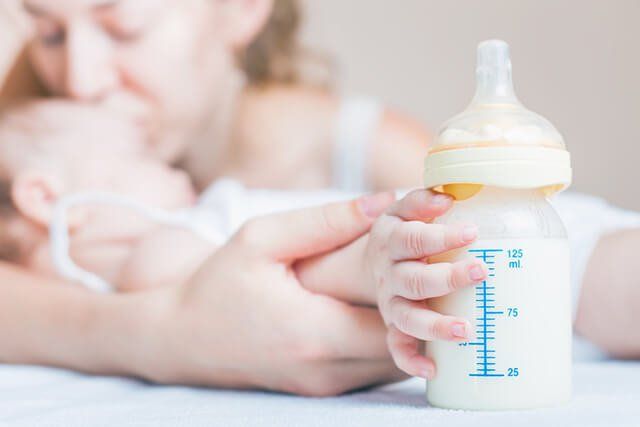 Trẻ nên uống sữa công thức đến bao nhiêu tuổi? | Vinmec