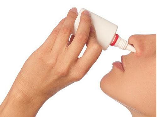Sử dụng thuốc nhỏ mũi Pháp Rhinotrophyl cần theo đúng liều lượng chỉ định bởi bác sĩ