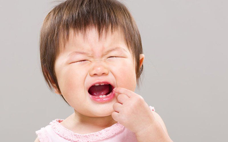 BÉ QUẤY KHÓC LIÊN TỤC VÀO BAN ĐÊM DO NƯỚU BỊ SƯNG ĐAU KHI MỌC RĂNG
