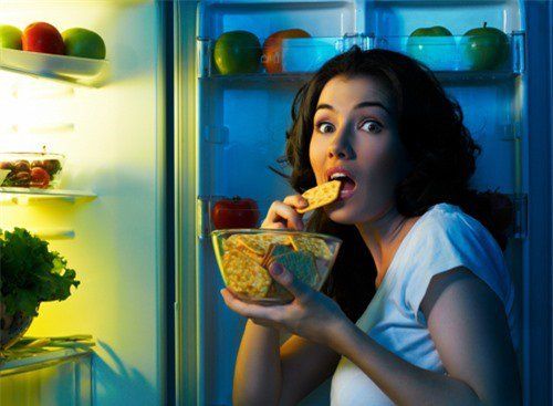 does-eating-late-at-night-cause-weight-gain-vinmec