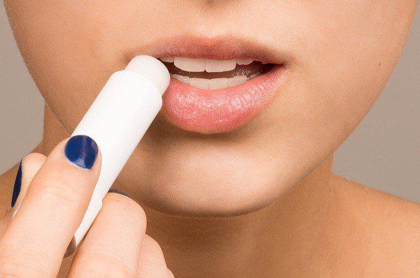 Da môi nam thâm bẩm sinh có khử được không? 3 Bạn nên thoa son dưỡng môi như thế nào để trị môi nứt nẻ? | Vinmec