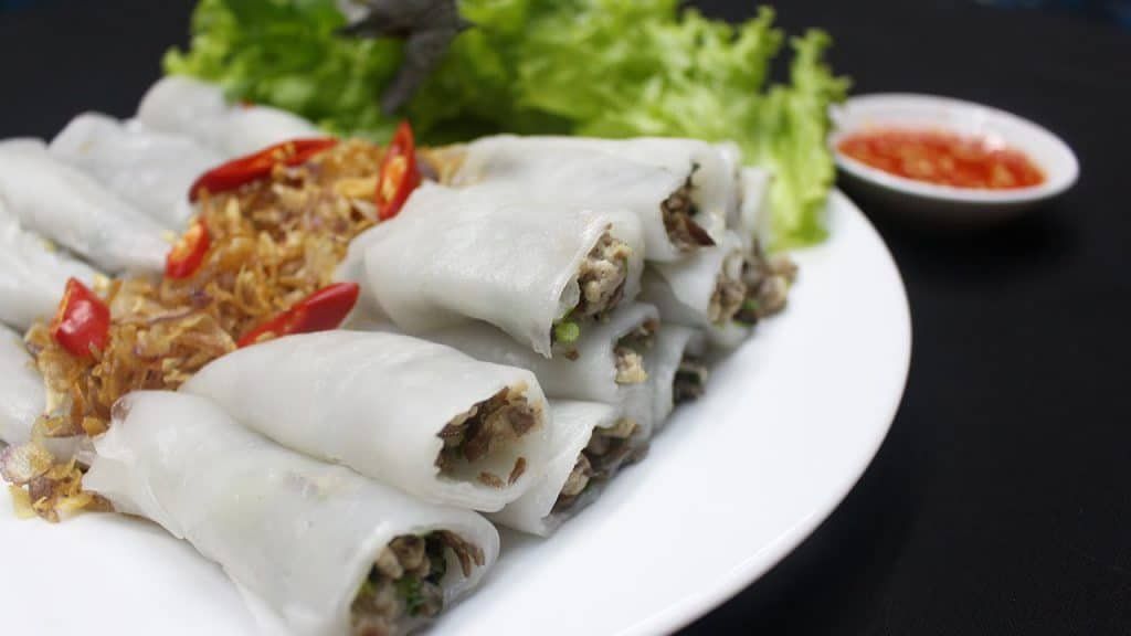 HỖN HỢP BỘT ĐƯỢC KHUẤY ĐỀU ĐỂ LÀM BÁNH CUỐN MỎNG MỊN