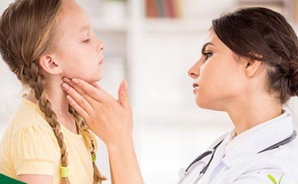 Trẻ bị suy giáp thường có biểu hiện chậm lớn và mệt mỏi kéo dài 