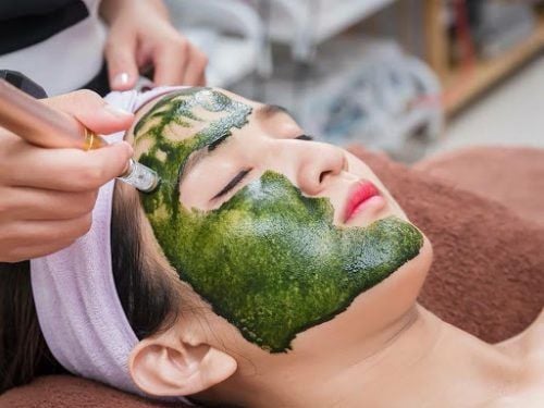 Silica algae acne treatment gives you smooth skin while also fading dark spots from old acne.
