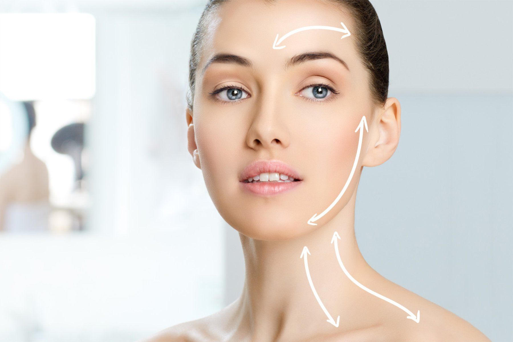 Người phụ nữ nhìn thẳng, trên mặt có các mũi tên chỉ hướng nâng cơ trên trán, má và cổ.