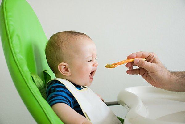 Ăn dặm sớm có ảnh hưởng gì? | Vinmec