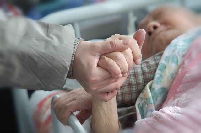 Giảm các triệu chứng cho người bệnh đang hấp hối | Vinmec