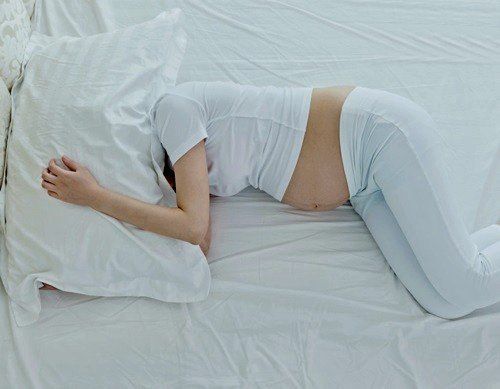 Bà bầu thường xuyên thức khuya có thể gây ảnh hưởng xấu đến cả mẹ và thai nhi