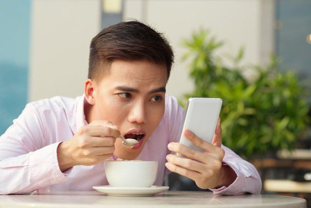Minh họa cơ chế nghiện điện thoại liên quan đến hoạt động não bộ và dopamine trong hành vi sử dụng smartphone