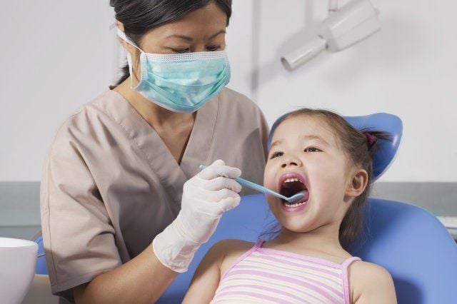 Khi nào nên cho trẻ đi khám răng? | Vinmec