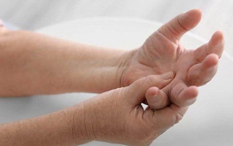 
Hội chứng ống cổ tay khiến người bệnh bị đau và tê bàn tay
