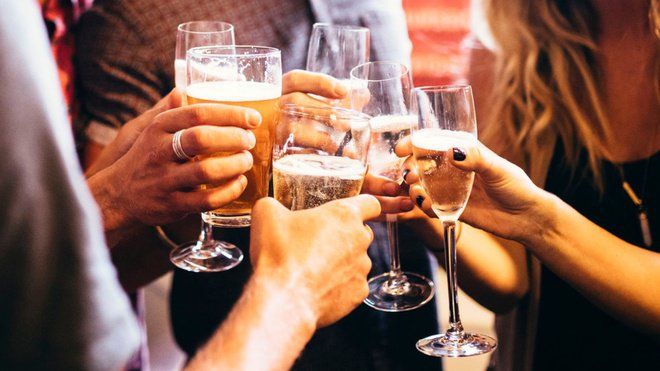 Nguy cơ của việc uống quá nhiều rượu | Vinmec