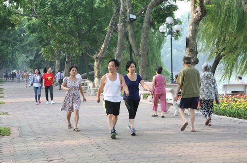 Thói quen đi bộ nhanh ở người lớn tuổi cần được duy trì