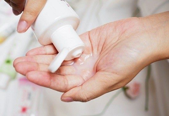 Lựa chọn dung dịch vệ sinh dịu nhẹ giúp duy trì độ pH tự nhiên cho vùng kín mẹ bầu. 