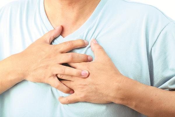 Nam giới đau ngực là dấu hiệu bệnh gì? | Vinmec