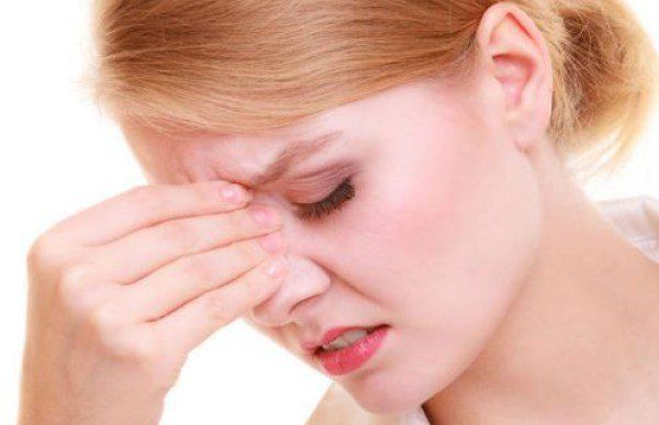 Hình ảnh minh họa triệu chứng đau hốc mắt liên quan đến các bệnh lý mắt như tăng nhãn áp và viêm xoang gây ảnh hưởng thị lực