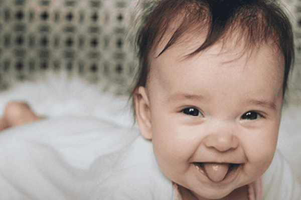 Is it normal for newborns to stick out their tongues and chew their mouths?  | Vinmec