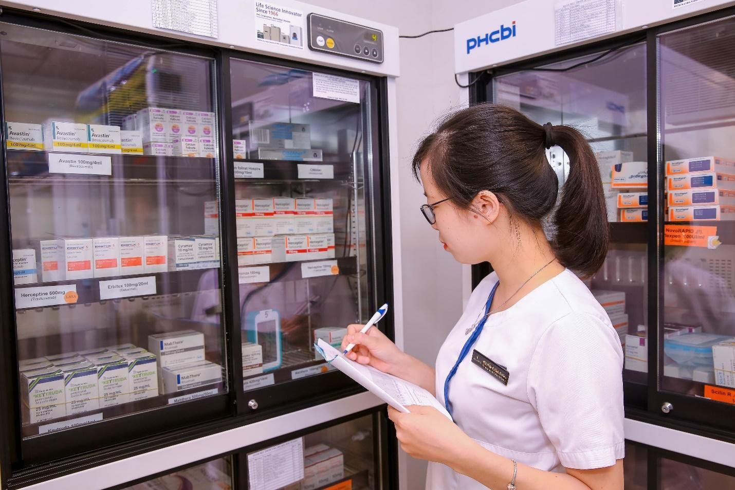 NHÂN VIÊN DƯỢC BỆNH VIỆN HOÀN MỸ ĐANG TƯ VẤN THUỐC